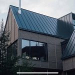 Installation de toiture en acier galvanisé sur maison style scandinave au Québec par Toiture Corbeil