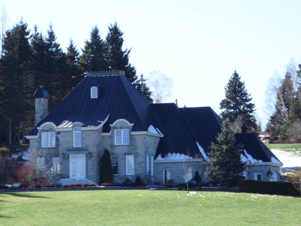 Projet d'installation de toiture métallique d'envergure par l'équipe de Toiture Corbeil