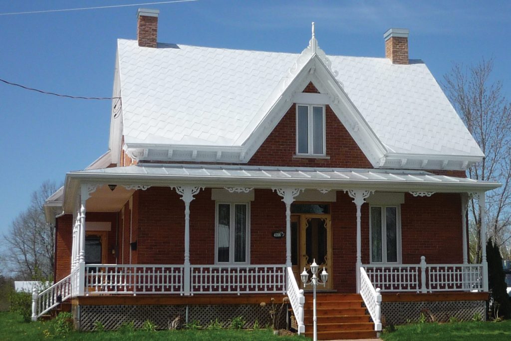 Réalisation de l'installation de la toiture métallique à la canadienne sur une vieille maison, par l'entreprise familiale Toiture Corbeil